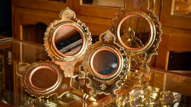 Kerala के Aranmula में बने धातु के दर्पण 'Aranmula Kannadi'। Photo: Prasanth Prakash / Wikimedia Commons (CC BY-SA 4.0)