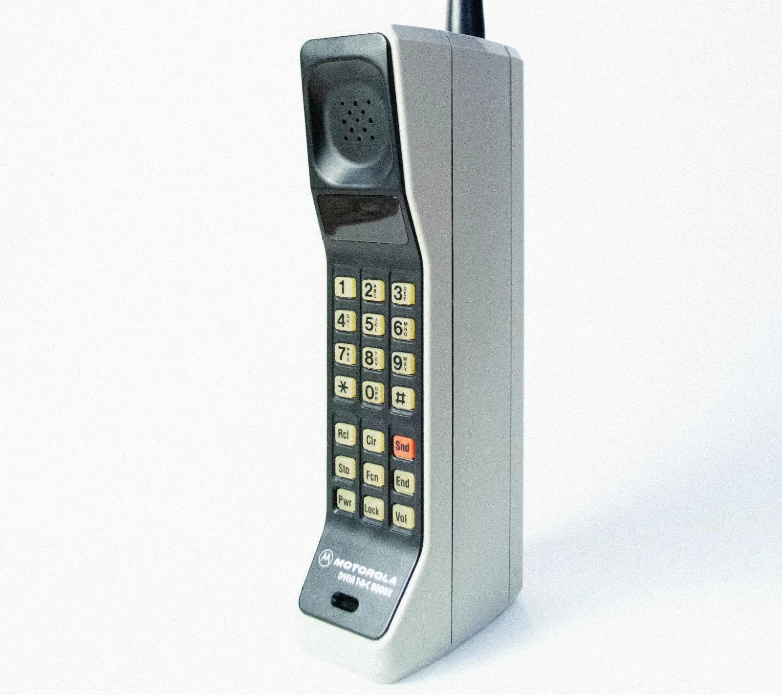 Motorola DynaTAC 8000X, दुनिया का पहला व्यावसायिक हैंडहेल्ड मोबाइल फोन, जिसे इसके आकार की वजह से "brick phone" भी कहा गया। (File photo)