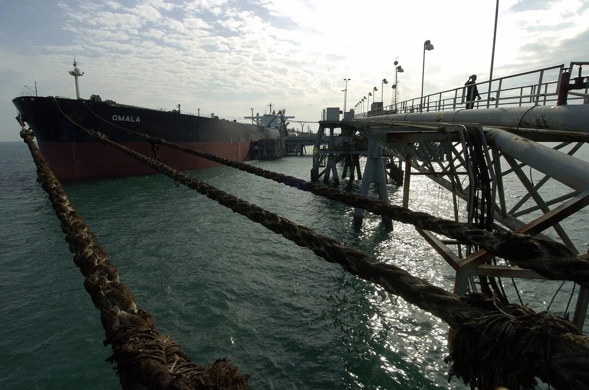 खाड़ी में तेल लादता एक oil tanker। (File photo, प्रतीकात्मक) Photo: U.S. Navy / Wikimedia Commons (Public domain)
